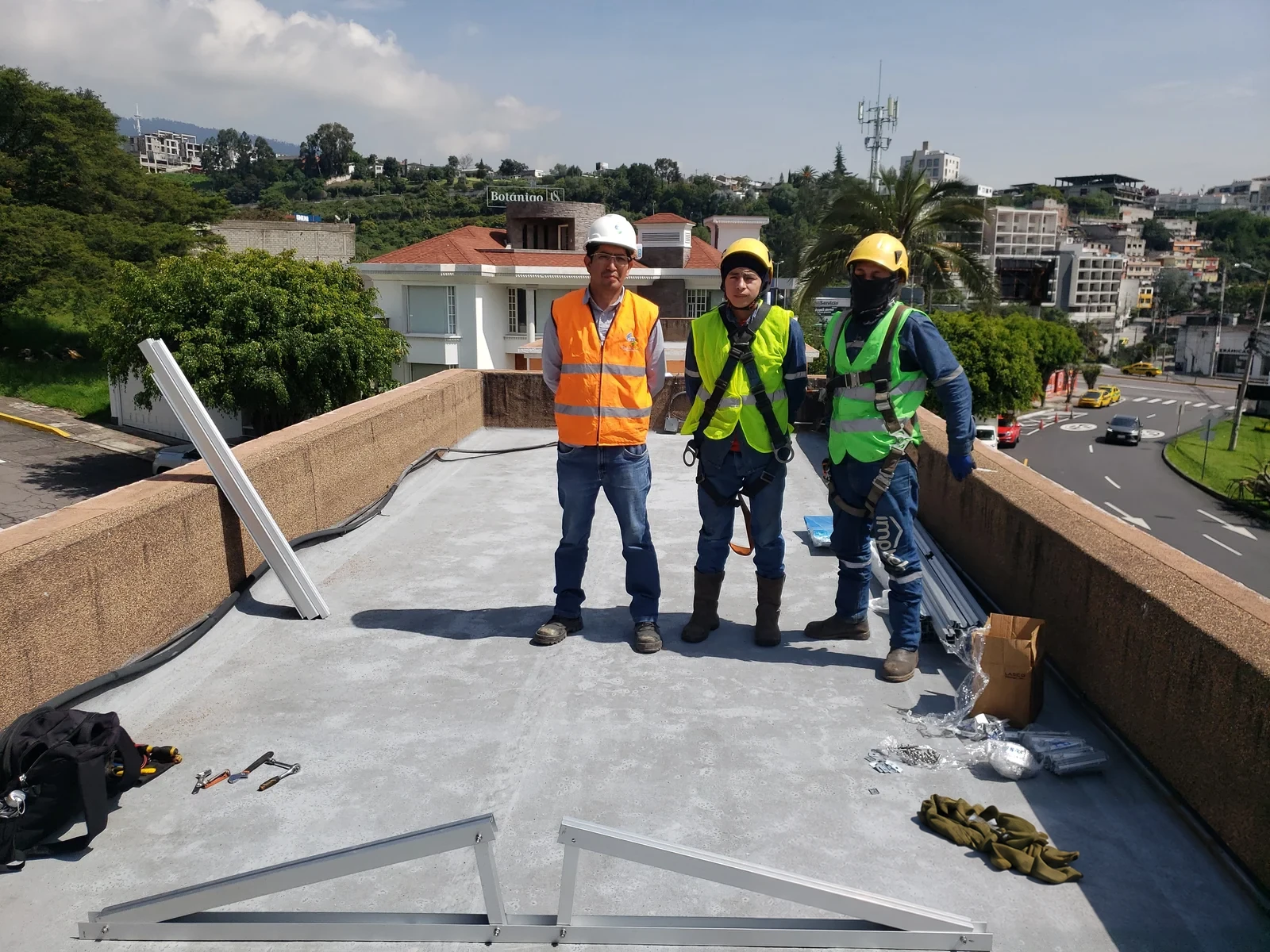 Tres técnicos de SolgenPower con casco y equipo de protección durante el montaje en Cumbres del Valle