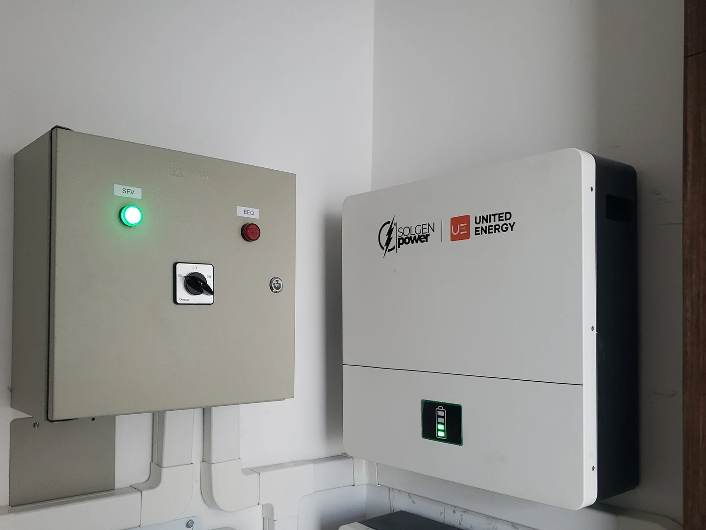 Equipo de almacenamiento Solgen Power y United Energy instalado junto al gabinete eléctrico