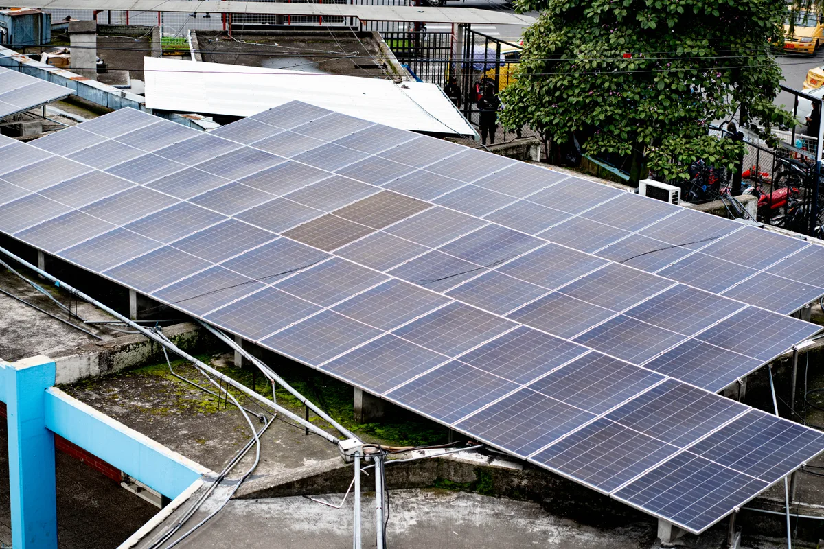 Vista de una cubierta con paneles solares