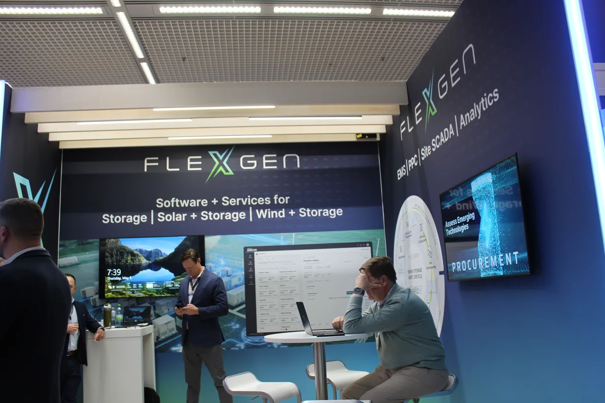 Exposición de tecnología solar y almacenamiento en Intersolar 2025