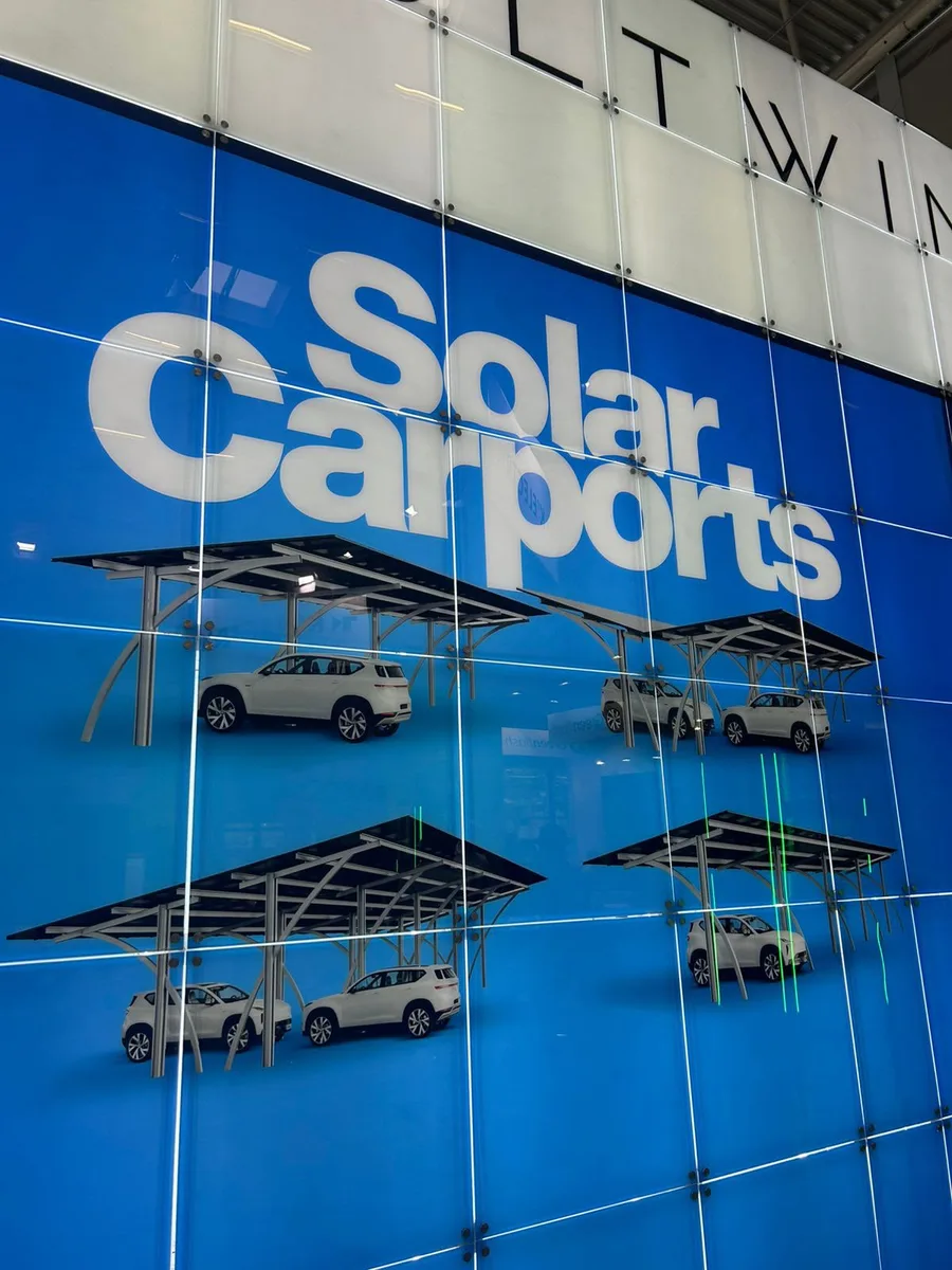 Exposición de estructuras fotovoltaicas para estacionamientos en Intersolar